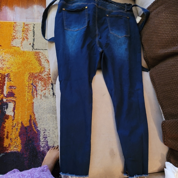 Boohoo: Size 20 Distressed Jeans - Picture 5 of 6